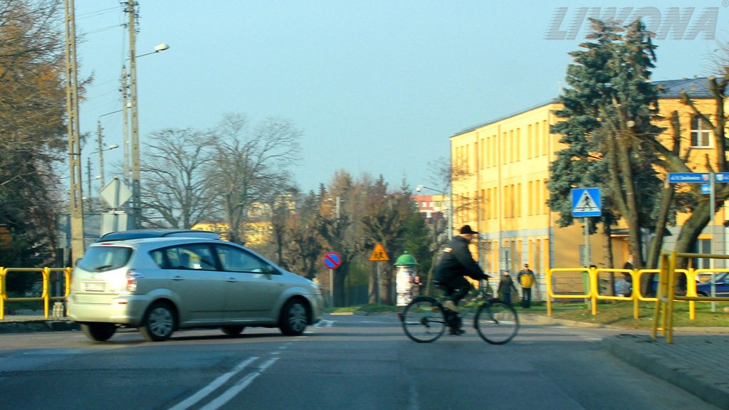 Sytuacja drogowa do pytania: Czy w tej sytuacji masz obowiązek użyć sygnału dźwiękowego, aby skłonić rowerzystę do szybszej jazdy?