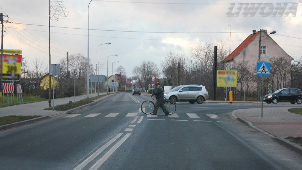 Sytuacja drogowa do pytania: Czy w tej sytuacji powinieneś umożliwić pieszemu swobodne opuszczenie przejścia dla pieszych?