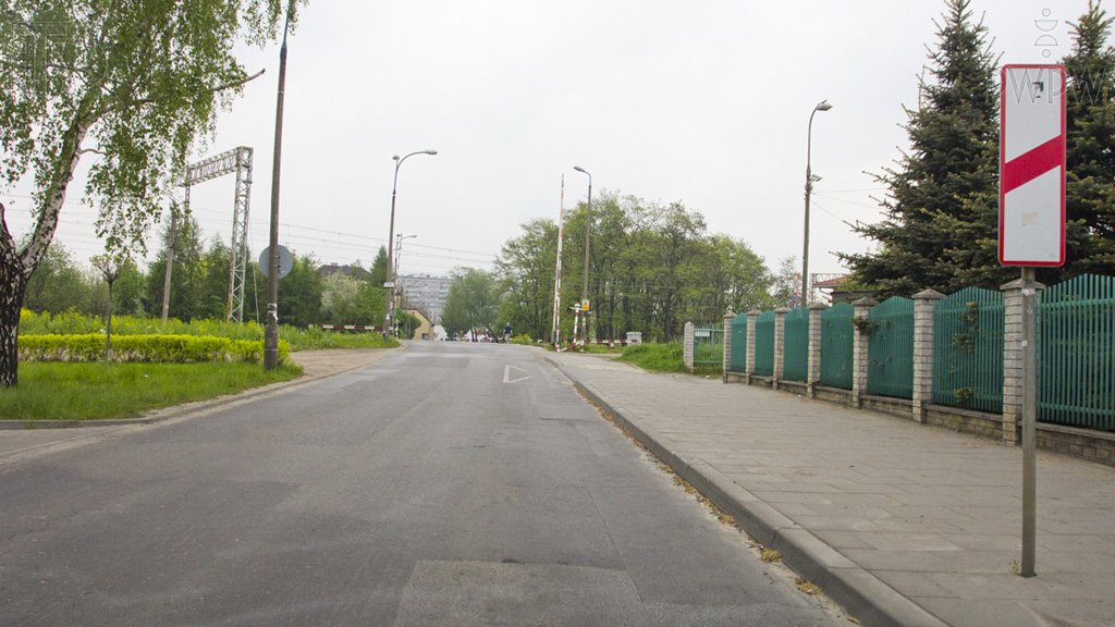Sytuacja drogowa do pytania: Czy za tym znakiem masz prawo zaparkować pojazd na 5 minut ?