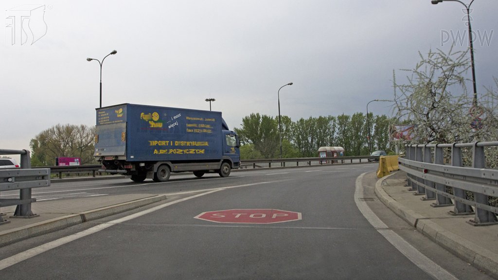 Sytuacja drogowa do pytania: Czy widoczny na jezdni znak "stop" uprzedza o zbliżaniu się do drogi z pierwszeństwem przejazdu?