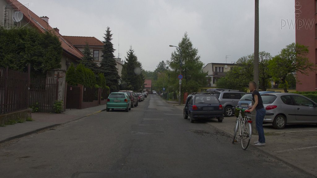 Sytuacja drogowa do pytania: Czy przy omijaniu nietrzeźwego rowerzysty należy zwiększyć odstęp od niego?
