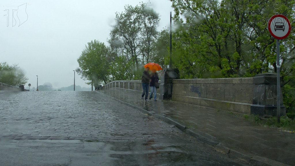 Sytuacja drogowa do pytania: Czy w tej sytuacji, kierując motocyklem jednośladowym, możesz wjechać na most?