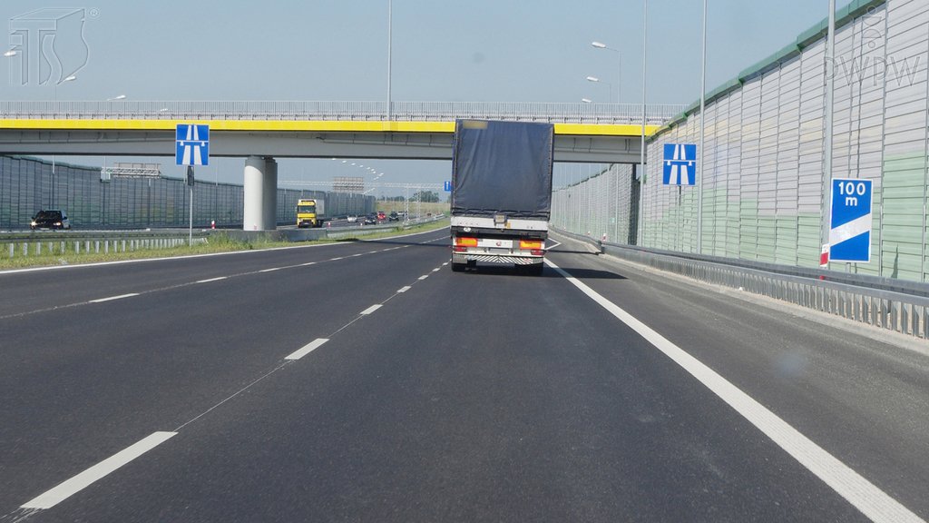Sytuacja drogowa do pytania: Z jaką prędkością masz obowiązek jechać na autostradzie?