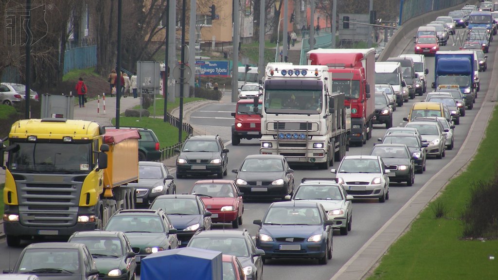 Sytuacja drogowa do pytania: Czy podczas jazdy w takich warunkach drogowych powinieneś korzystać z pasów bezpieczeństwa?