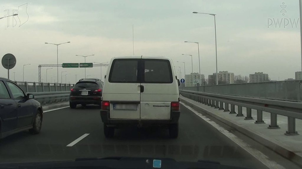 Sytuacja drogowa do pytania: Od czego, w szczególności, zależy bezpieczny odstęp, który powinieneś zachować w tej sytuacji?