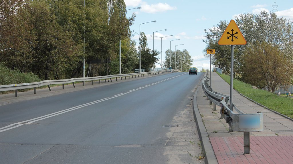 Sytuacja drogowa do pytania: Czego możesz spodziewać się wjeżdżając na most oznaczony tym znakiem?