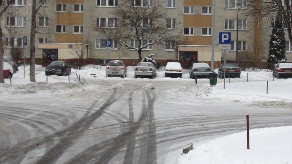 Sytuacja drogowa do pytania: Czego powinieneś się spodziewać skręcając na oblodzonym skrzyżowaniu?