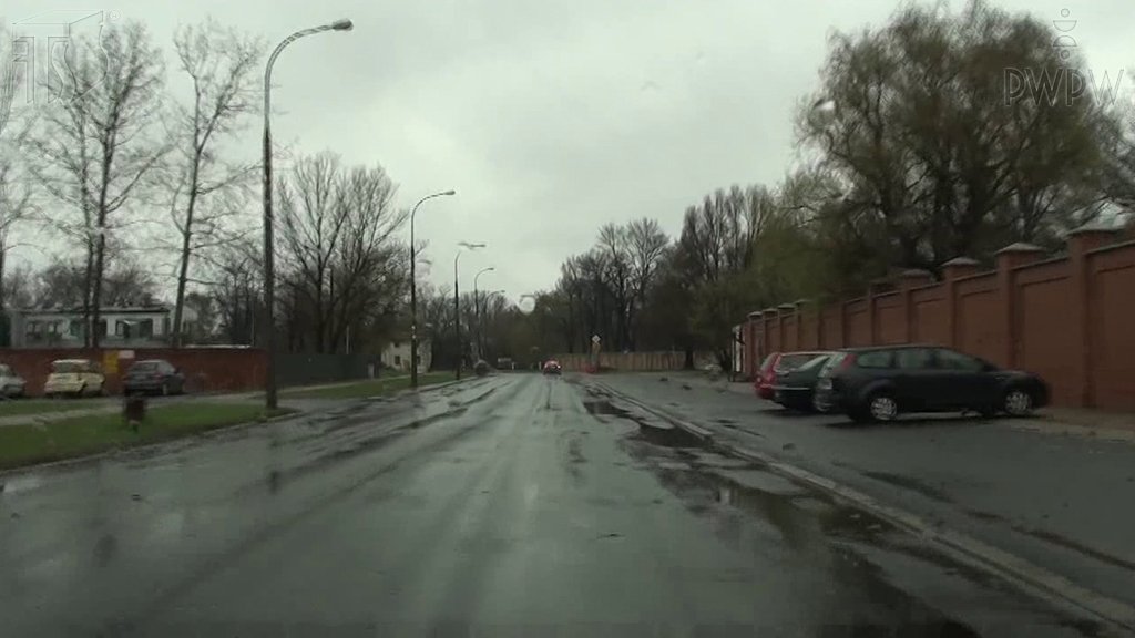 Sytuacja drogowa do pytania: Jak powinieneś się zachować wjeżdżając na odcinek drogi pokryty kałużami?