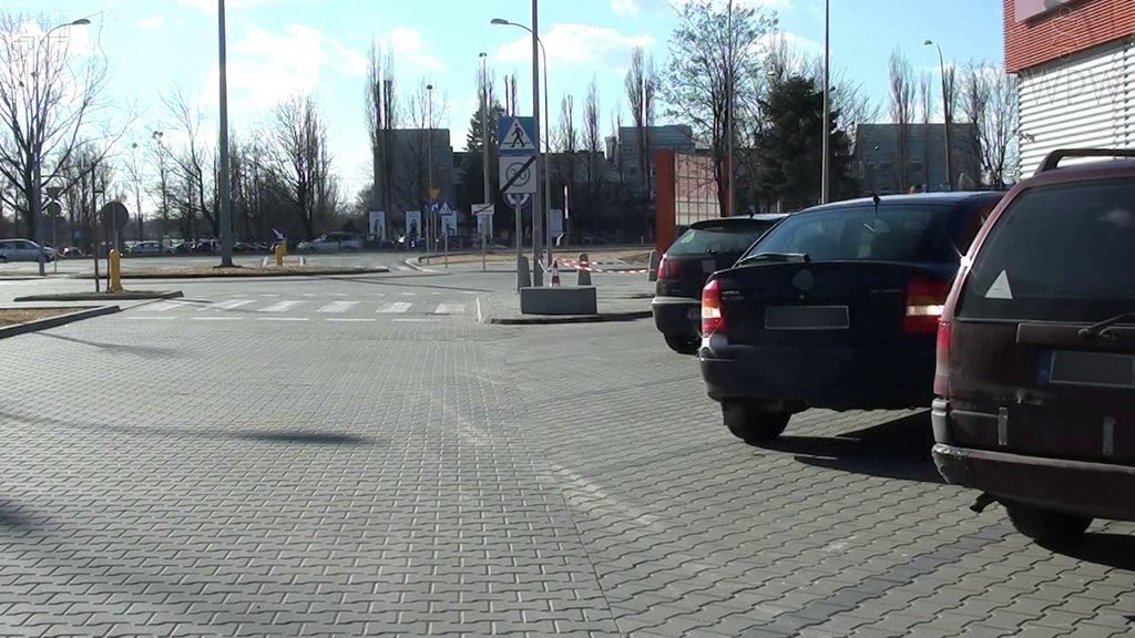 Sytuacja drogowa do pytania: Na co należy zwracać uwagę podczas cofania pojazdem?