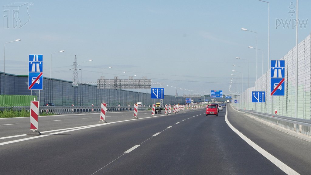 Sytuacja drogowa do pytania: W jaki sposób należy obserwować otoczenie podczas jazdy po autostradzie?
