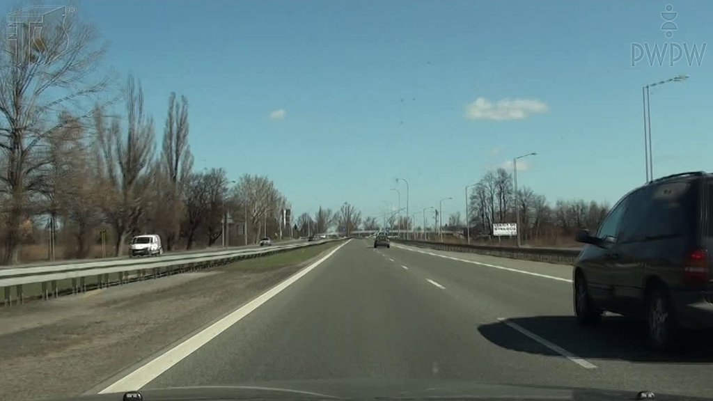 Sytuacja drogowa do pytania: Kiedy, w tej sytuacji, wolno Ci powrócić na prawy pas ruchu, po wykonaniu manewru wyprzedzania?