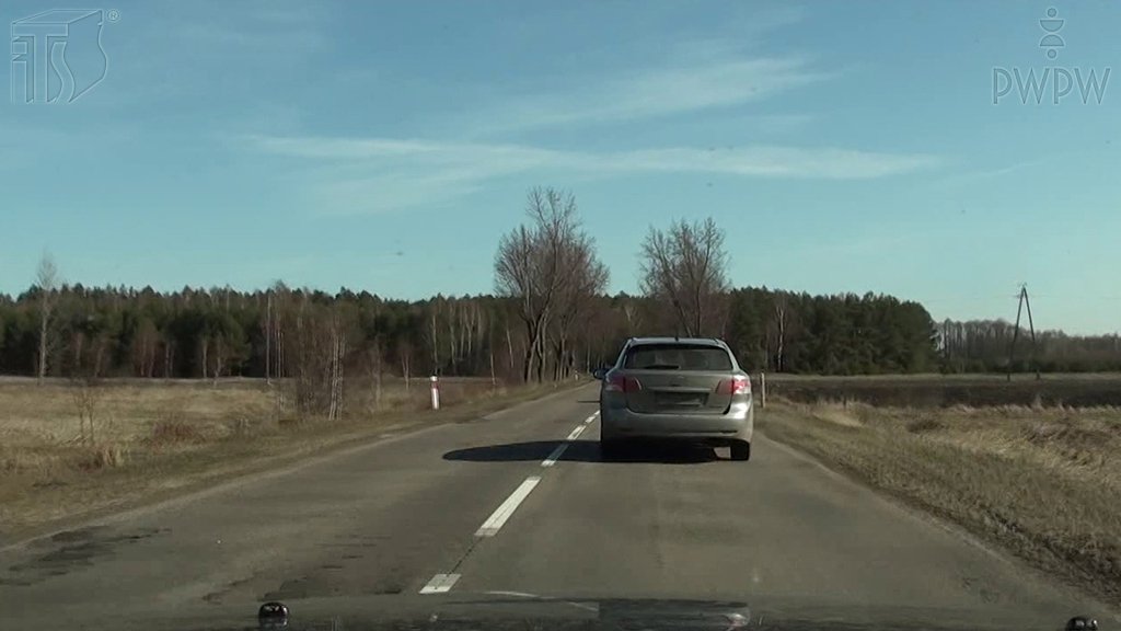 Sytuacja drogowa do pytania: Jak powinieneś się zachować przed rozpoczęciem wyprzedzania przy dobrej przejrzystości powietrza, aby zapewnić sobie optymalną widoczność drogi?