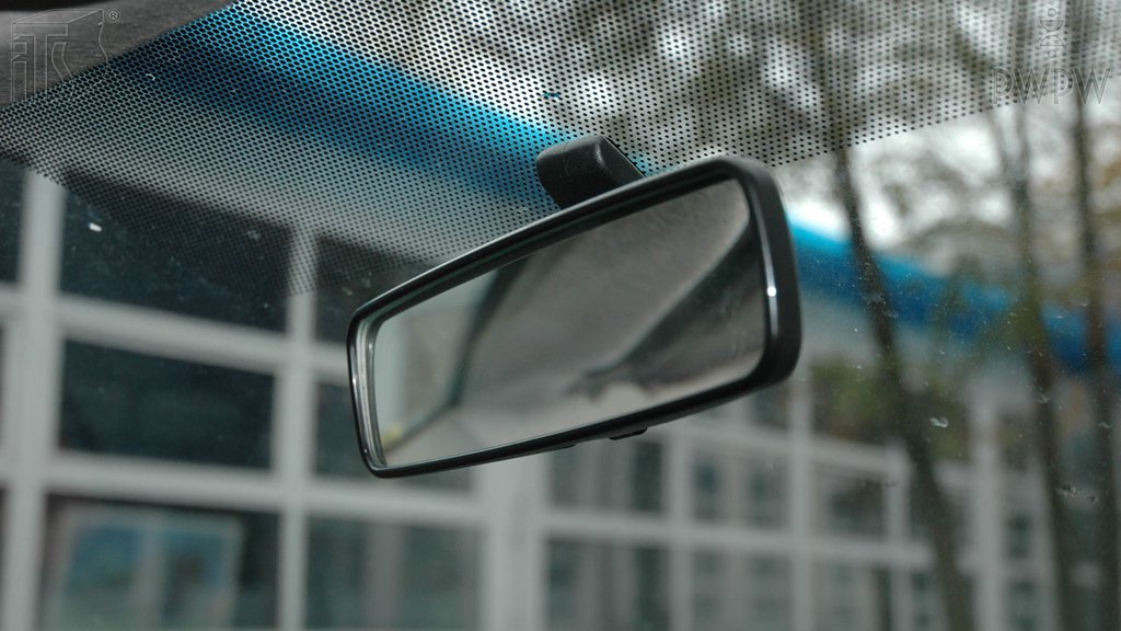 Sytuacja drogowa do pytania: Co powinieneś widzieć w prawidłowo ustawionym lusterku wstecznym (wewnętrznym)?