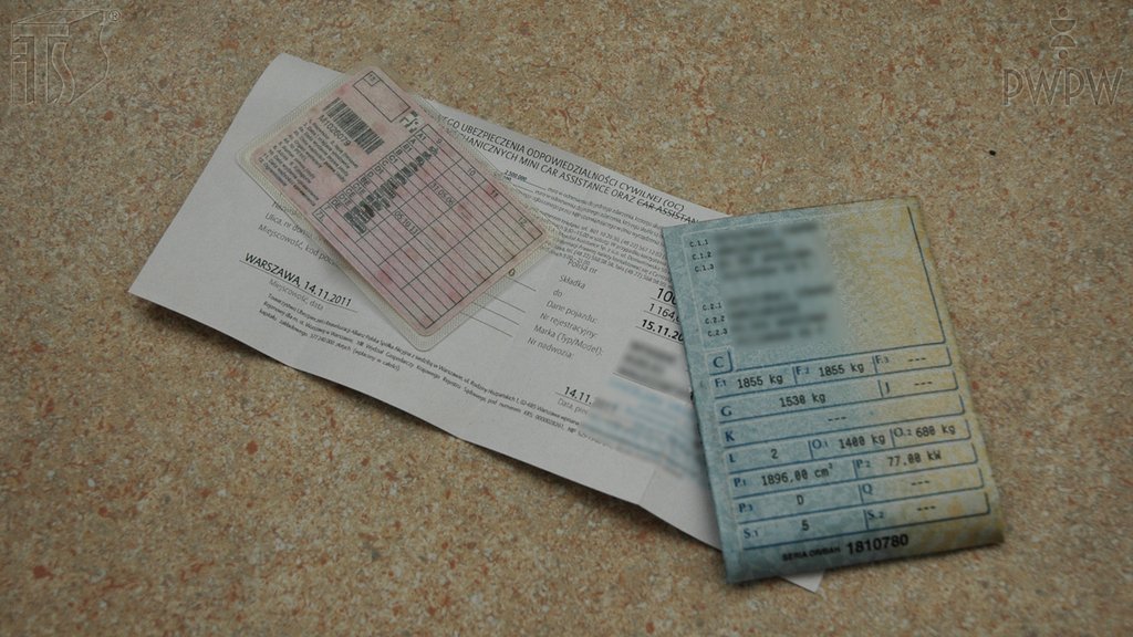 Sytuacja drogowa do pytania: Który z wymienionych dokumentów określa dopuszczalną liczbę osób przewożonych pojazdem samochodowym?