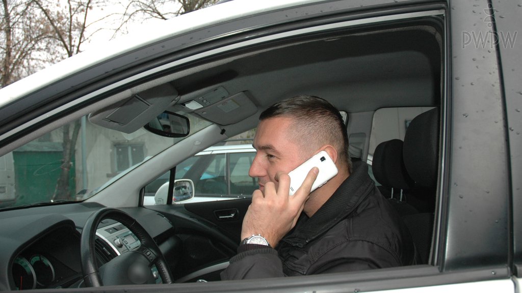 Sytuacja drogowa do pytania: Czy naruszasz przepisy ruchu drogowego, jeżeli kierując pojazdem rozmawiasz przez telefon trzymając go w ręku?