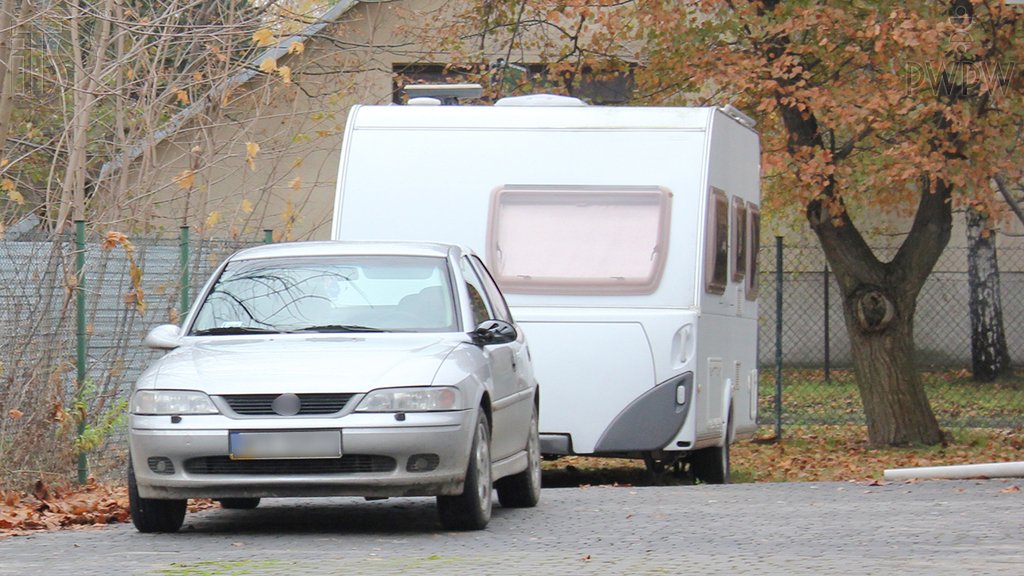 Sytuacja drogowa do pytania: Jaka jest maksymalna dopuszczalna długość zespołu pojazdów składającego się z samochodu osobowego i przyczepy kempingowej?