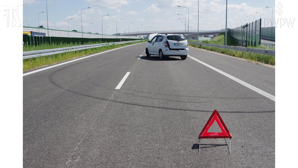 Sytuacja drogowa do pytania: W jakiej odległości za stojącym na autostradzie, uszkodzonym samochodem osobowym, masz obowiązek umieścić ostrzegawczy trójkąt odblaskowy?