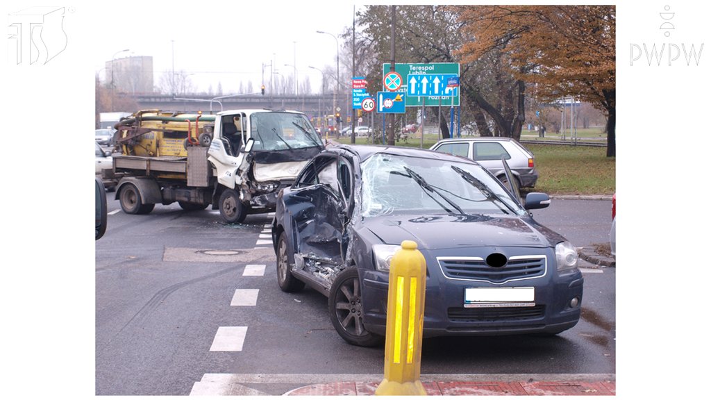 Sytuacja drogowa do pytania: Której z tych czynności nie masz prawa wykonać, gdy uczestniczysz w wypadku, w którym są zabici?