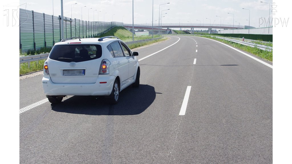 Sytuacja drogowa do pytania: Co może być przyczyną "ściągania" w lewo pojazdu w czasie jazdy na wprost?