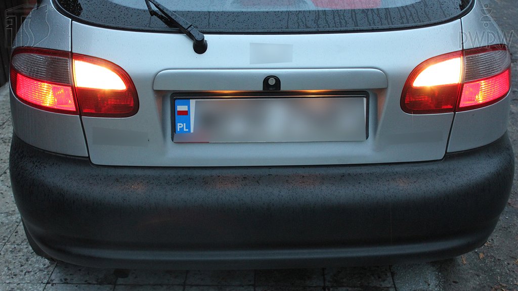 Sytuacja drogowa do pytania: Jaką funkcję w pojeździe samochodowym pełnią światła cofania?
