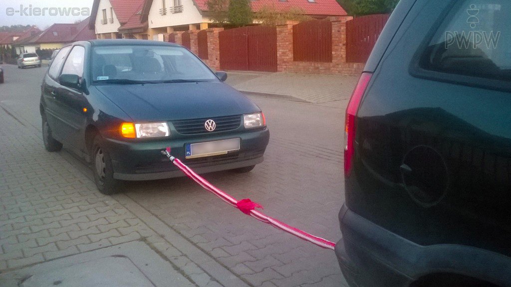 Sytuacja drogowa do pytania: Czy wolno Ci holować pojazd, którym kieruje osoba w stanie po użyciu alkoholu?