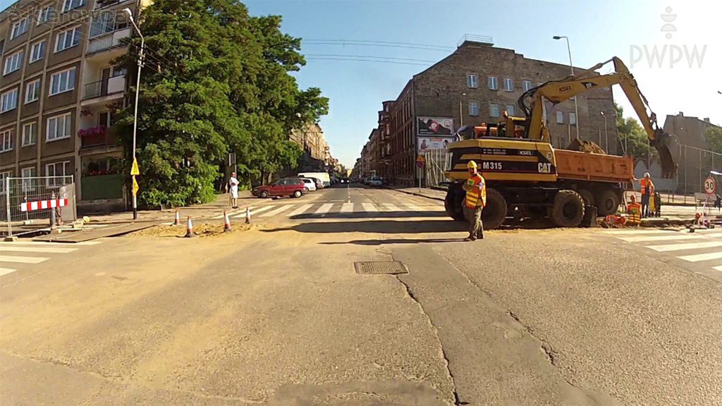 Sytuacja drogowa do pytania: Czy masz obowiązek stosowania się do poleceń i sygnałów dawanych przez osobę wykonującą roboty na drodze na zlecenie zarządcy drogi?