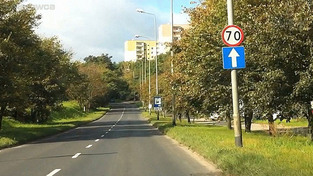 Sytuacja drogowa do pytania: Czy w tej sytuacji wolno Ci zawrócić bezpośrednio za pierwszym znakiem informacyjnym?
