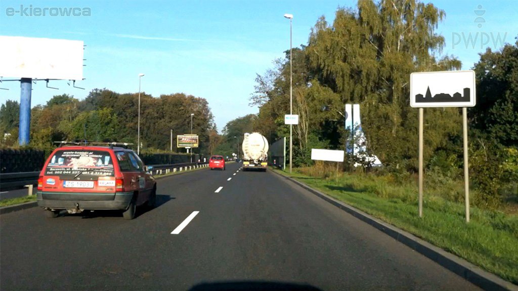 Sytuacja drogowa do pytania: Z jaką maksymalną dopuszczalną prędkością wolno Ci jechać po drodze za tym znakiem, jeśli holujesz inny samochód osobowy?
