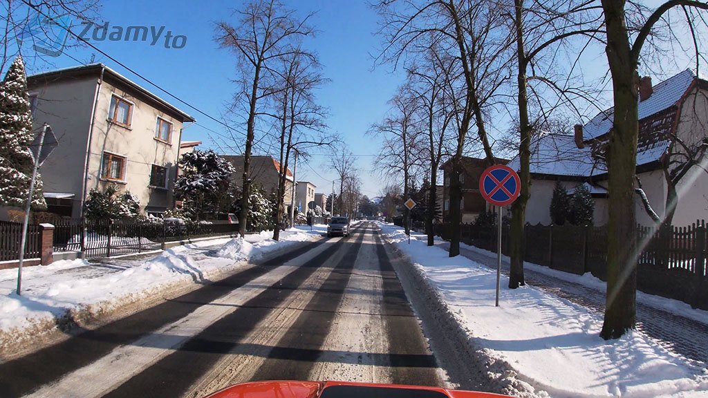 Sytuacja drogowa do pytania: Czy za tym znakiem masz obowiązek włączyć światła awaryjne, aby sygnalizować postój uszkodzonego pojazdu?