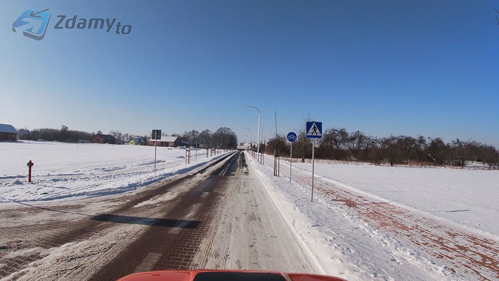 Sytuacja drogowa do pytania: Czy w tej sytuacji zbliżasz się do przejazdu dla rowerzystów?