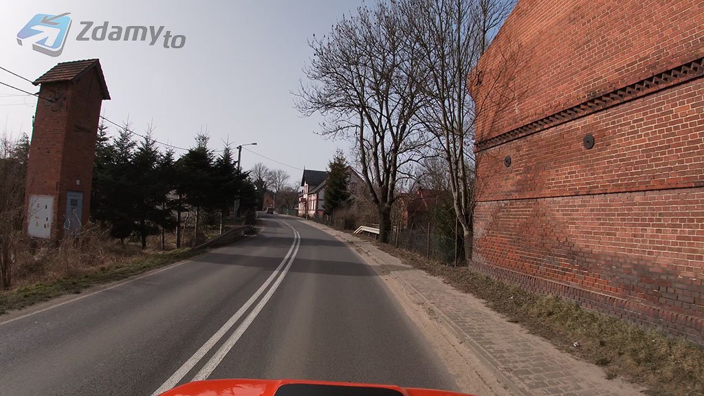 Sytuacja drogowa do pytania: Czy wolno Ci się zatrzymać w tym miejscu na jezdni?