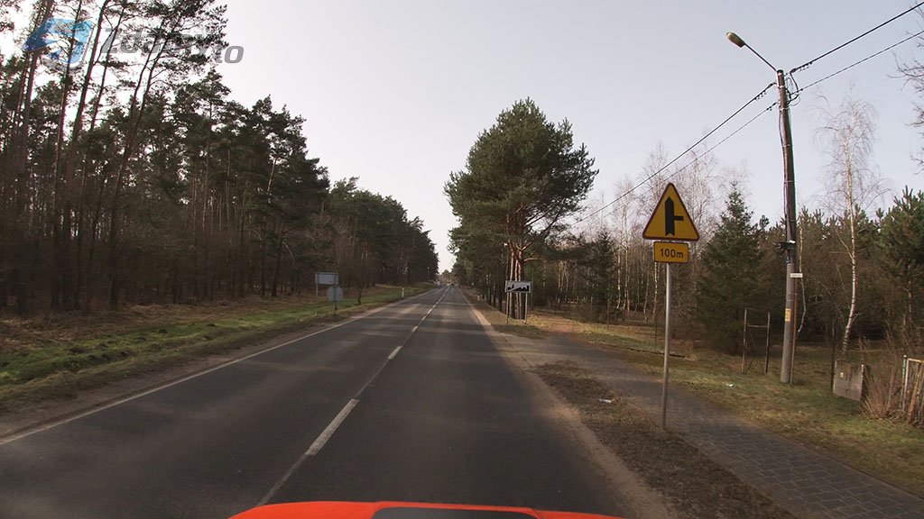 Sytuacja drogowa do pytania: Czy ten znak ostrzega o skrzyżowaniu z drogą podporządkowaną, występującą po prawej stronie?