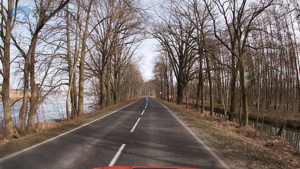 Sytuacja drogowa do pytania: Czy w tym miejscu wolno Ci się zatrzymać przy lewej krawędzi jezdni?