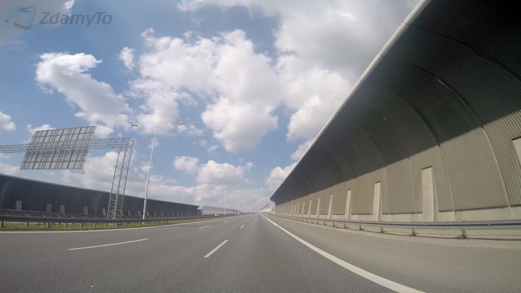 Sytuacja drogowa do pytania: Kierujesz pojazdem osobowym z przyczepą, jadąc autostradą. Jakiej prędkości nie wolno Ci przekroczyć?