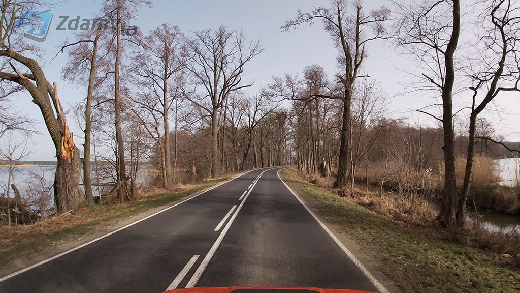 Sytuacja drogowa do pytania: Czy w tym miejscu masz prawo zatrzymać samochód osobowy na drodze w celu wysadzenia pasażera?