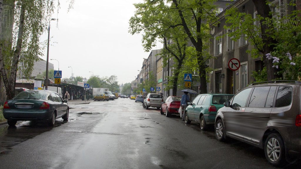 Sytuacja drogowa do pytania: Czy w tej sytuacji, jadąc na wprost, musisz mieć stale włączony lewy kierunkowskaz, ponieważ omijasz zaparkowane pojazdy?