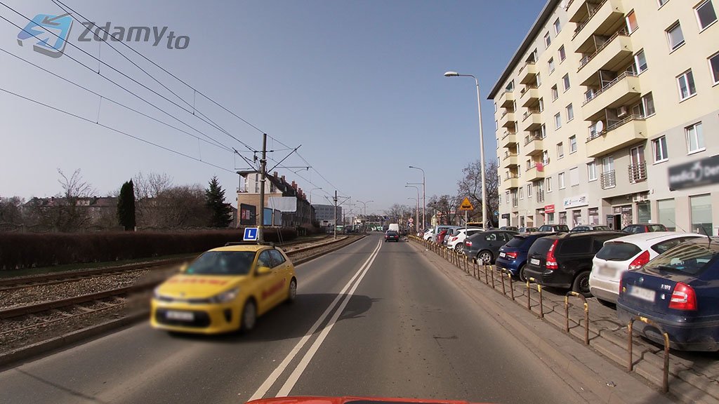 Sytuacja drogowa do pytania: Czy w tej sytuacji podczas wymijania masz obowiązek zachować szczególną ostrożność?