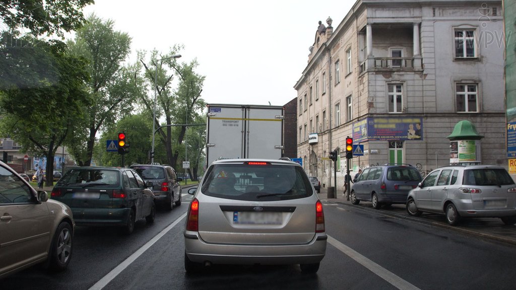 Sytuacja drogowa do pytania: Czy w tej sytuacji powinieneś oczekiwać, że następnym sygnałem będzie światło zielone?