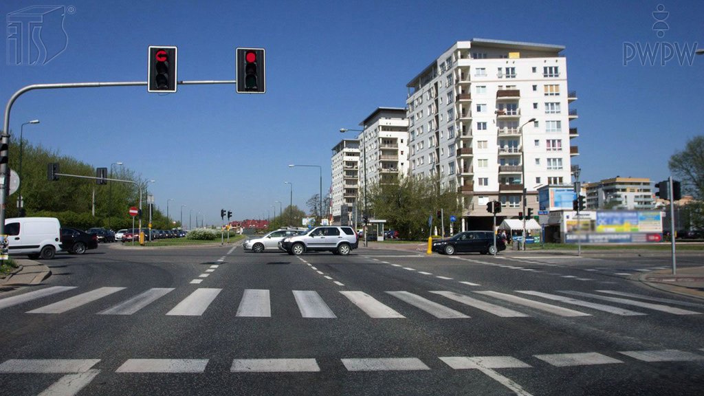 Sytuacja drogowa do pytania: Czy w tej sytuacji nadawany sygnał świetlny zezwala Ci na wjazd za sygnalizator?