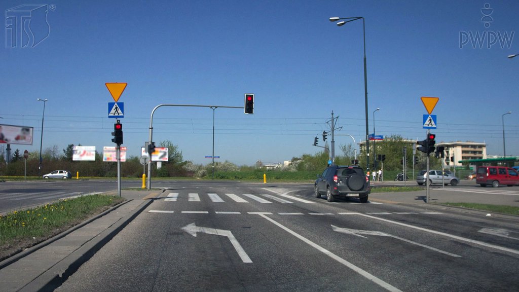 Sytuacja drogowa do pytania: Czy w tej sytuacji nadawany sygnał świetlny zabrania Ci wjazdu za sygnalizator?