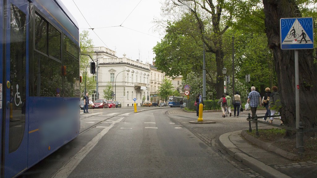 Sytuacja drogowa do pytania: Czy w tej sytuacji musisz przewidywać, że zza tramwaju wyjedzie rowerzysta?