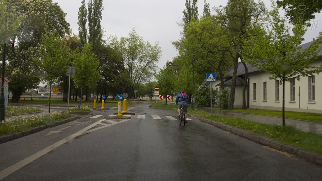 Sytuacja drogowa do pytania: Czy w tej sytuacji możesz podjąć próbę wyprzedzania rowerzysty?