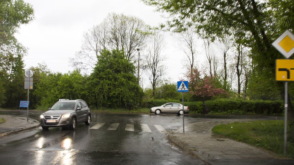 Sytuacja drogowa do pytania: Zamierzasz kontynuować jazdę drogą z pierwszeństwem. Czy powinieneś użyć kierunkowskazu?