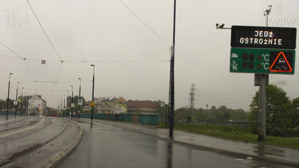 Sytuacja drogowa do pytania: Czy umieszczony na tablicy znak ostrzega Cię o miejscu na drodze, w którym występuje lub może występować niebezpieczeństwo?
