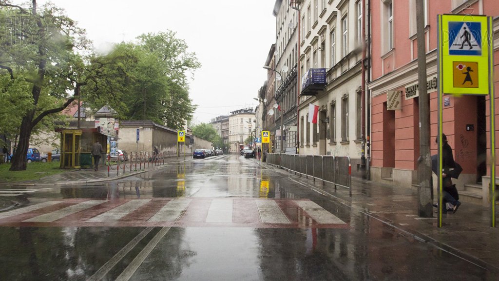 Sytuacja drogowa do pytania: Czy masz prawo zatrzymać pojazd bezpośrednio za tym przejściem dla pieszych?