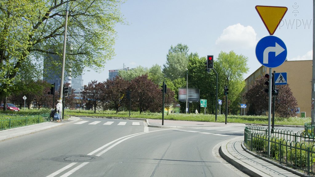 Sytuacja drogowa do pytania: Czy w tej sytuacji masz obowiązek użycia kierunkowskazu?