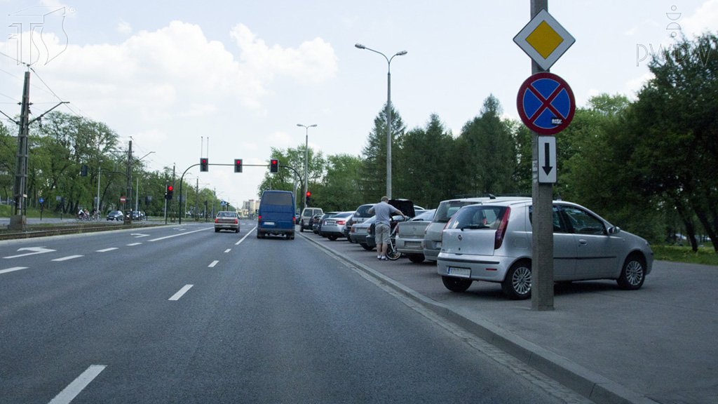 Sytuacja drogowa do pytania: Czy masz prawo zaparkować pojazd na chodniku przed tymi znakami?