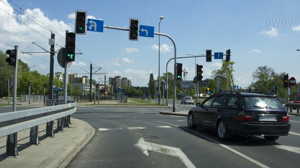 Sytuacja drogowa do pytania: Czy w tej sytuacji wolno Ci zawrócić na widocznym skrzyżowaniu?