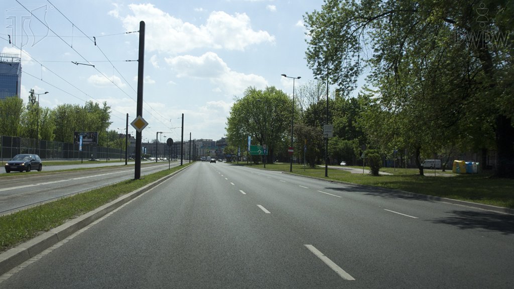 Sytuacja drogowa do pytania: Czy w sytuacji, gdy wszystkie pasy do jazdy na wprost są wolne, masz obowiązek zająć lewy pas ruchu?
