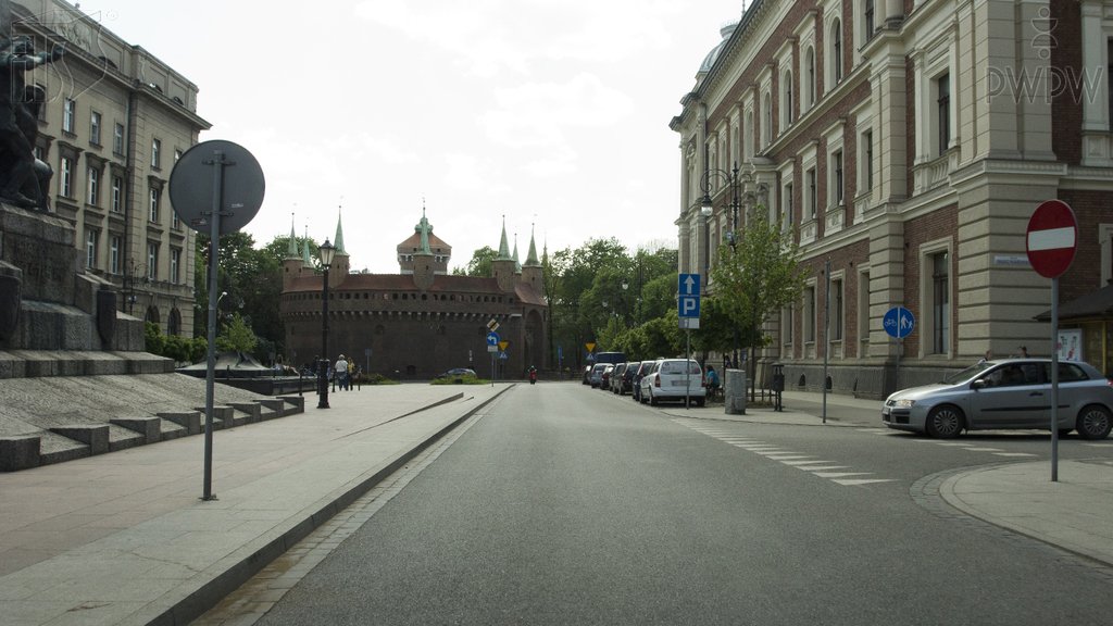 Sytuacja drogowa do pytania: Czy w tej sytuacji wolno Ci skręcić w prawo w widoczną drogę?